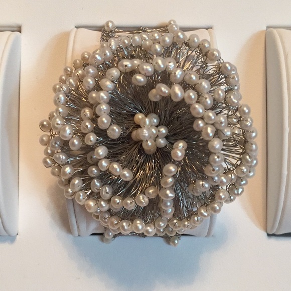 Le Bon Marché pearl & silver métal flower bracelet - Picture 1 of 8